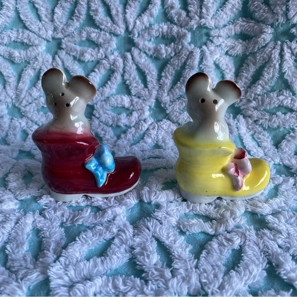 Vintage Salt & Pepper shakers mice in shoe boot kitsch vintage kitchen - Picture 3 of 6